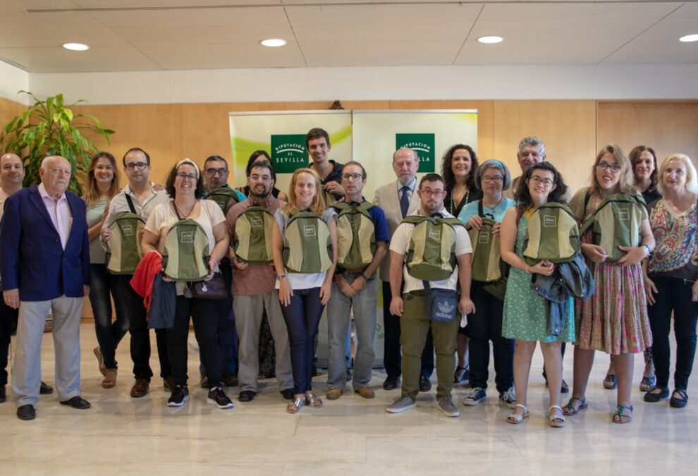 Villalobos recibe a los 12 jóvenes con capacidades diferentes que realizan prácticas becadas en la sede de la Diputación